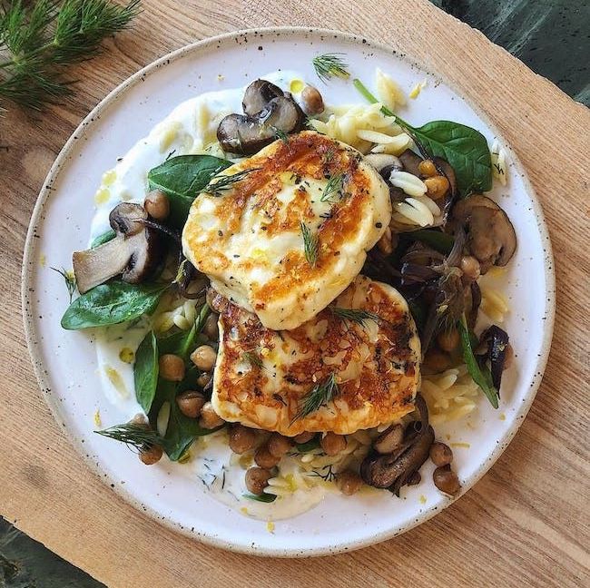 ORZO NUDELN | GEMÜSE | HALLOUMI | JOGHURT-TOPPING