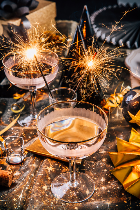 Silvester in Pforzheim. Frohes Neues Jahr – zwei Gläser Champagner mit Wunderkerze auf einem festlich gedeckten Tisch