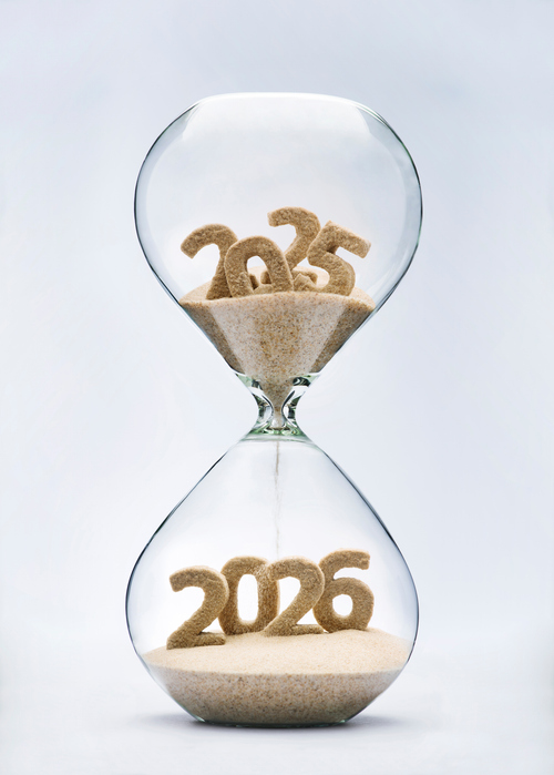 Silvester in Pforzheim. Neujahrskonzept 2026: Herabfallender Sand in Form einer Sanduhr, der die Form der Zahl 2026 annimmt.