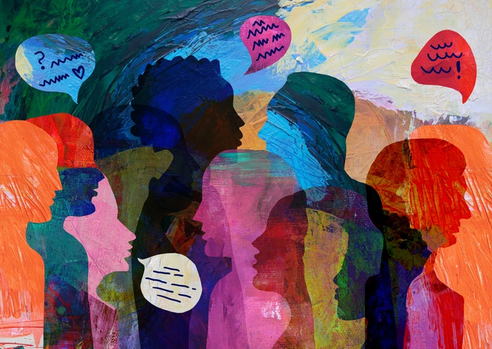 Indoor Aktivitäten. Profilansicht einer Gruppe verschiedener Personen, handgezeichnete Silhouetten im Gespräch.