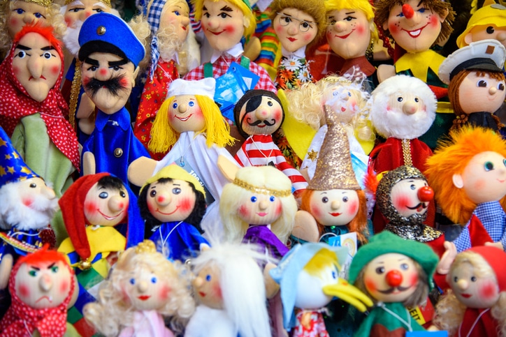 Indooraktivitäten in Pforzheim.
Viele Figuren aus einem Puppentheater.