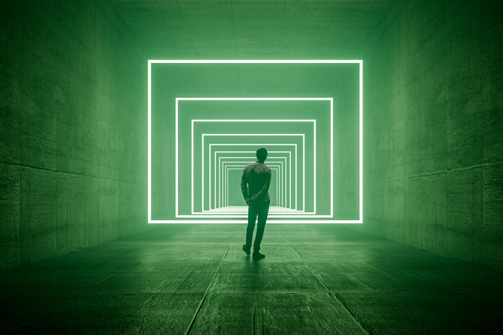 Junger Mann steht in einem VR-Korridor. 3D-generiertes Bild.