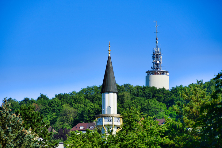 Blick auf die Stadt Pforzheim mit dem Minarett einer Moschee und dem ikonischen Wartbergturm