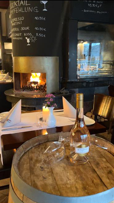 Dinner mit einer Flasche Wein im Steg Sieben in Pforzheim.