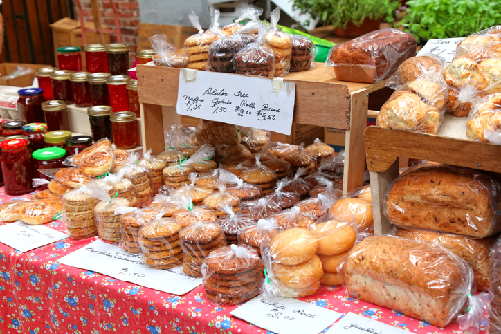 Backwaren und hausgemachte Konserven und Marmeladen auf einem Bauernmarkt.