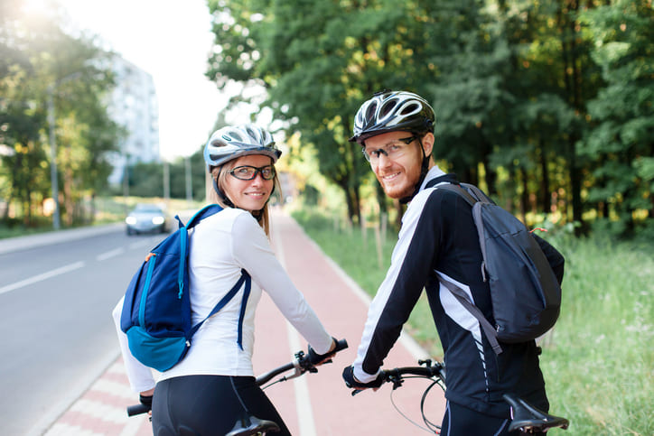 Paar auf dem Fahrrad auf der Stadtstraße draußen.