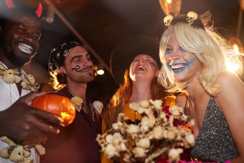 Spaß bei Halloween-Party im Nachtclub.