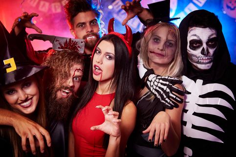Gruselige Gesichter von Partyleuten in Pforzheim