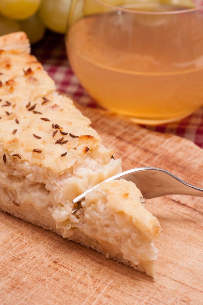 Stück Zwiebelkuchen und ein Federweißer.